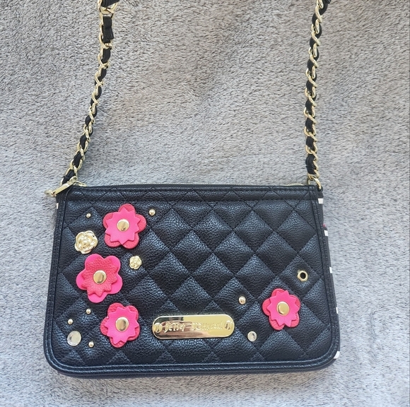 Betsey Johnson Black and Pink Quilted Crossbody Bag And XOXO Heart Wristlet - Picture 4 of 13